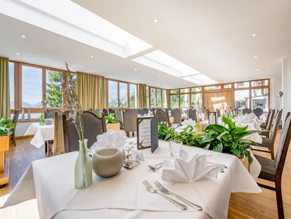 Hundehotel - Ladis - Unser Restaurant im Rahmen der Tiroler Verwöhnpension, natürlich auch mit der prachtvollen  Aussicht über das Tal - Inntalerhof - DAS Panoramahotel