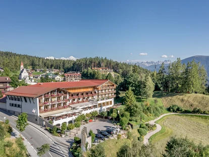 Hundehotel - Ladis - Der Inntalerhof mit dem Ort Mösern - Inntalerhof - DAS Panoramahotel