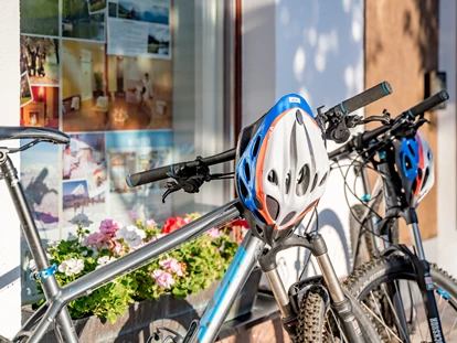 Hundehotel - Ladis - Ebikes und MTB stehen zum Verleih zur Verfüguing und Sie können direkt vom Haus aus starten - Inntalerhof - DAS Panoramahotel