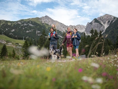 Hundehotel - Ladis - Bei der Familienwanderung darf die Fellnase natürlich nicht fehlen - Inntalerhof - DAS Panoramahotel