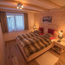 Urlaub-mit-Hund: Schlafzimmer aus Zirbenholz - Braito 's Seaside Lodges und Suites