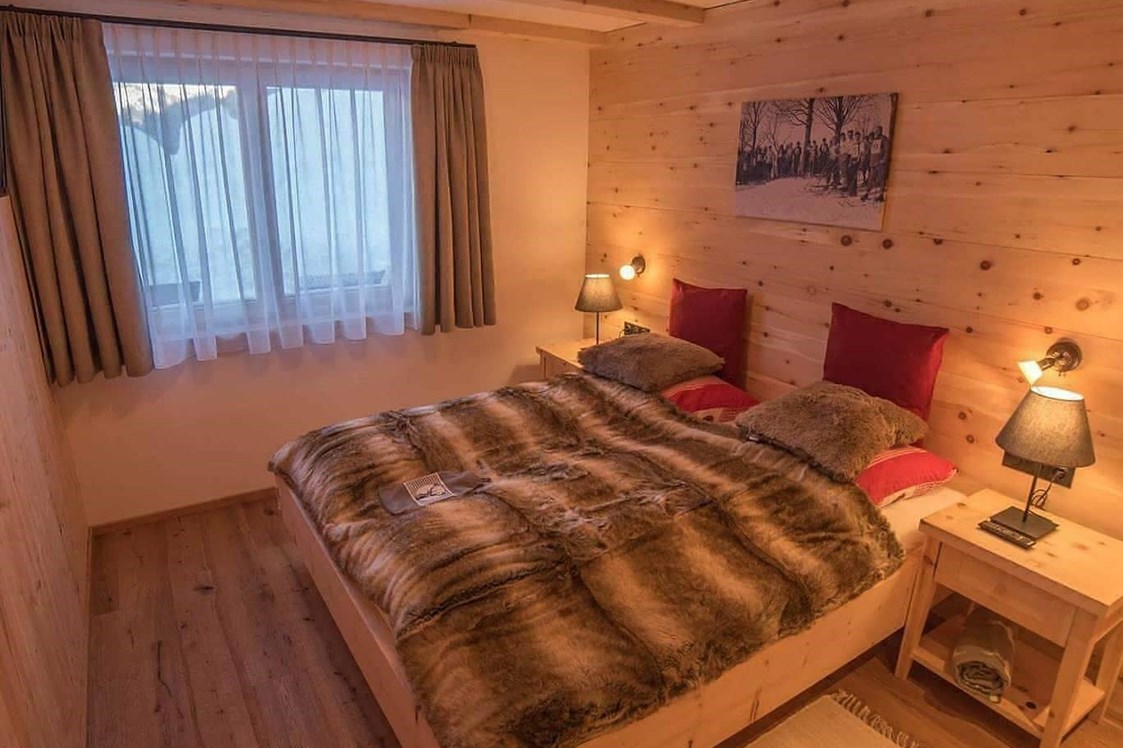Urlaub-mit-Hund: Schlafzimmer aus Zirbenholz - Braito 's Seaside Lodges und Suites