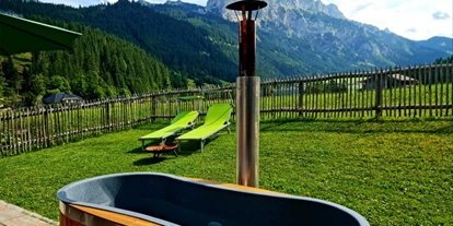 Hundehotel - Ladis - Outdoor-Badewanne mit See-und Bergblick - Braito 's Seaside Lodges und Suites