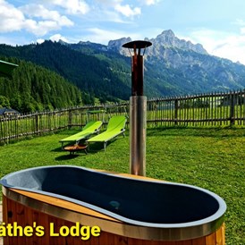 Urlaub-mit-Hund: Outdoor-Badewanne mit See-und Bergblick - Braito 's Seaside Lodges und Suites