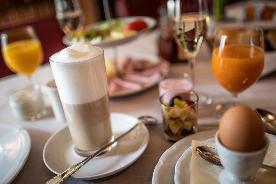 Urlaub-mit-Hund: Frühstück am Tisch - Hotel G´Schlössl Murtal