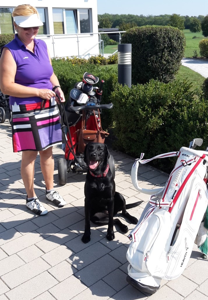 Urlaub-mit-Hund: Es gibt sogar einen Golfplatz auf den ich mitdarf - also du als Hund auch. In Spillern etwa 20 km entfernt, da hat mich meine Mama mal mitgenommen.  - Strebersdorferhof - Essen Schlafen Leben