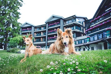 Urlaub-mit-Hund: ASTORIA RESORT Garten - Alpin Resort Sacher