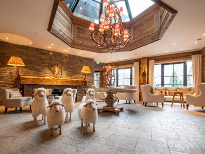 Hundehotel - Pools: Schwimmteich - Lobby - Alpin Resort Sacher