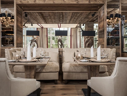 Hundehotel - Pools: Schwimmteich - Restaurant DER MAX - Alpin Resort Sacher