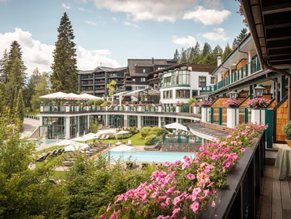 Hundehotel - Pools: Schwimmteich - Außenansicht Sommer - Alpin Resort Sacher