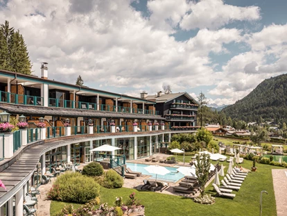 Hundehotel - Pools: Schwimmteich - Außenansicht Sommer - Alpin Resort Sacher