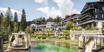 Hundehotel - Pools: Infinity Pool - Außenansicht Sommer - Alpin Resort Sacher