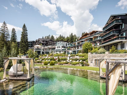 Hundehotel - Pools: Schwimmteich - Außenansicht Sommer - Alpin Resort Sacher