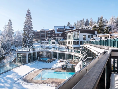 Hundehotel - Pools: Schwimmteich - Außenansicht Winter - Alpin Resort Sacher