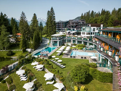 Hundehotel - Pools: Schwimmteich - Sommeransicht Hotel - Alpin Resort Sacher