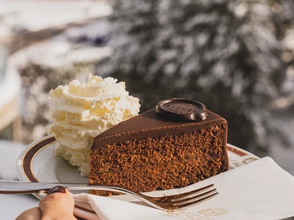 Hundehotel - Pools: Schwimmteich - Original Sacher-Torte - Alpin Resort Sacher