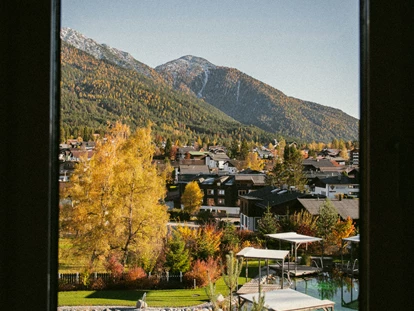 Hundehotel - Pools: Schwimmteich - Herbstausblick aus den Behandlungsräumen - Alpin Resort Sacher