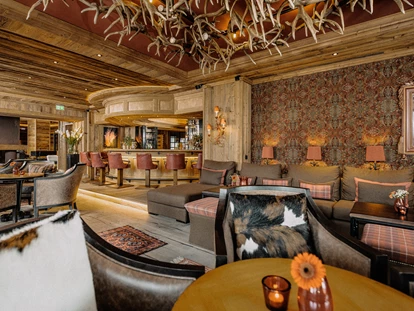 Hundehotel - Pools: Schwimmteich - Hotelbar - Alpin Resort Sacher