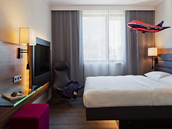 Moxy Vienna Airport Zimmerkategorien MOXY Sleeper Zimmer mit Queensize-Bett
