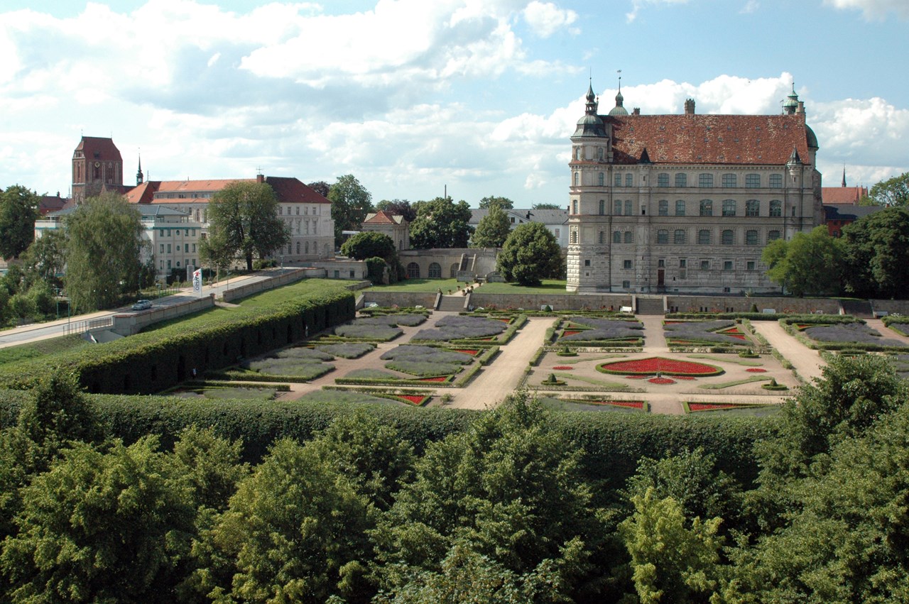 Familienhotel am Tierpark Ausflüge mit Hund Spaziergang in die historische Altstadt