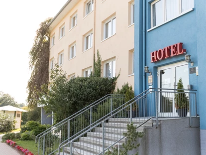 Hundehotel - Verpflegung: Halbpension - Mecklenburg-Vorpommern - Frontansicht - Familienhotel am Tierpark