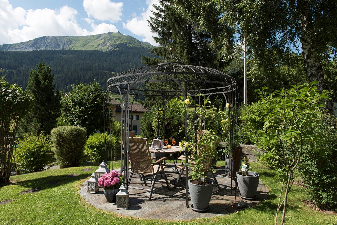 Urlaub-mit-Hund: Gartenlounge - Sunstar Hotel Klosters - Sunstar Hotel Klosters