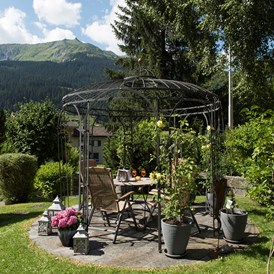 Urlaub-mit-Hund: Gartenlounge - Sunstar Hotel Klosters - Sunstar Hotel Klosters