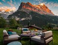 Urlaub-mit-Hund: Gartenlounge mit Blick auf Eiger - Sunstar Hotel Grindelwald - Sunstar Hotel Grindelwald