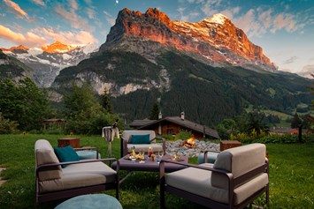 Urlaub-mit-Hund: Gartenlounge mit Blick auf Eiger - Sunstar Hotel Grindelwald - Sunstar Hotel Grindelwald