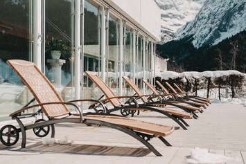 Urlaub-mit-Hund: Liegen auf der Terrasse - Sunstar Hotel Grindelwald - Sunstar Hotel Grindelwald