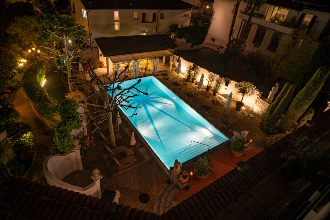 Urlaub-mit-Hund: Terrassen Aussicht auf Pool - Sunstar Hotel Brissago - Sunstar Hotel Brissago