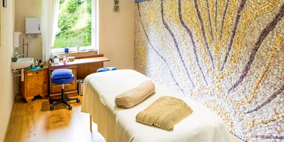 Hundehotel - Verpflegung: Halbpension - Baden-Württemberg - Behandlungsraum / Massageraum für Edelsteinmassagen, Osteopathie, Hot Stone-Massagen, Heliosan-Goldmuschelmassagen u.v.m. - Gut Lilienfein