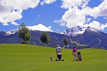 Urlaub-mit-Hund: Golfen mit Hund, der Hund darf mit auf den Golfplatz Gastein - CESTA GRAND  Aktivhotel & Spa