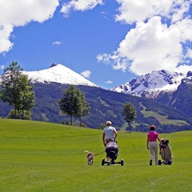 Urlaub-mit-Hund: Golfen mit Hund, der Hund darf mit auf den Golfplatz Gastein - CESTA GRAND  Aktivhotel & Spa