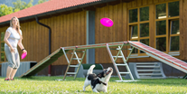 Hundehotel - Klassifizierung: 3 Sterne - Oberammergau - Aussenplatz und Spielwiese - Hundesporthotel Wolf