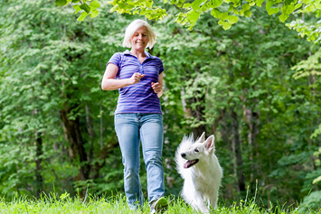 Urlaub-mit-Hund: Spaziergang mit Hund - Hundesporthotel Wolf