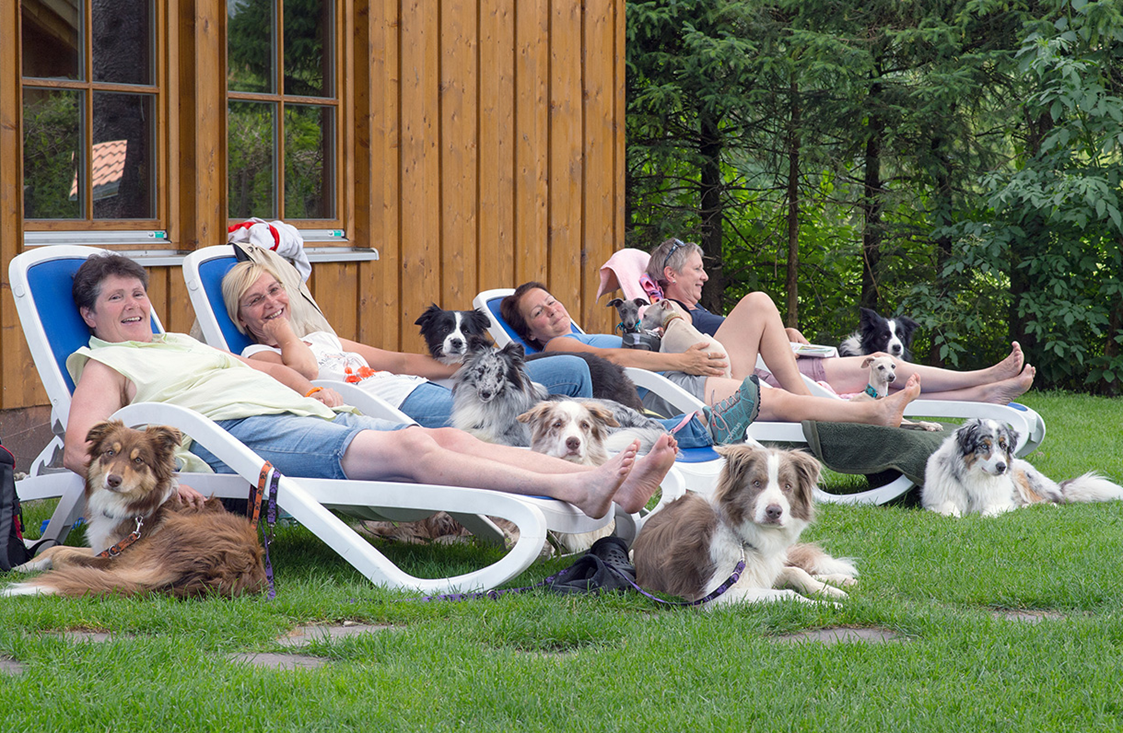 Urlaub-mit-Hund: Entspannen im Garten mit dem Hund - Hundesporthotel Wolf