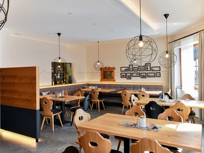 Hundehotel - Hundewiese: eingezäunt - Seeshaupt - Restaurant im Hotel - Hundesporthotel Wolf