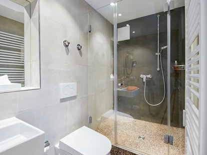 Hundehotel - Hundewiese: eingezäunt - Seeshaupt - Badezimmer mit Dusche - Hundesporthotel Wolf