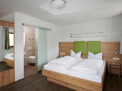 Hundehotel - Hundewiese: eingezäunt - Seeshaupt - Modernes Doppelzimmer - Hundesporthotel Wolf