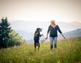 Urlaub-mit-Hund: Auf der Auslaufwiese - Hunderesort Waldeck