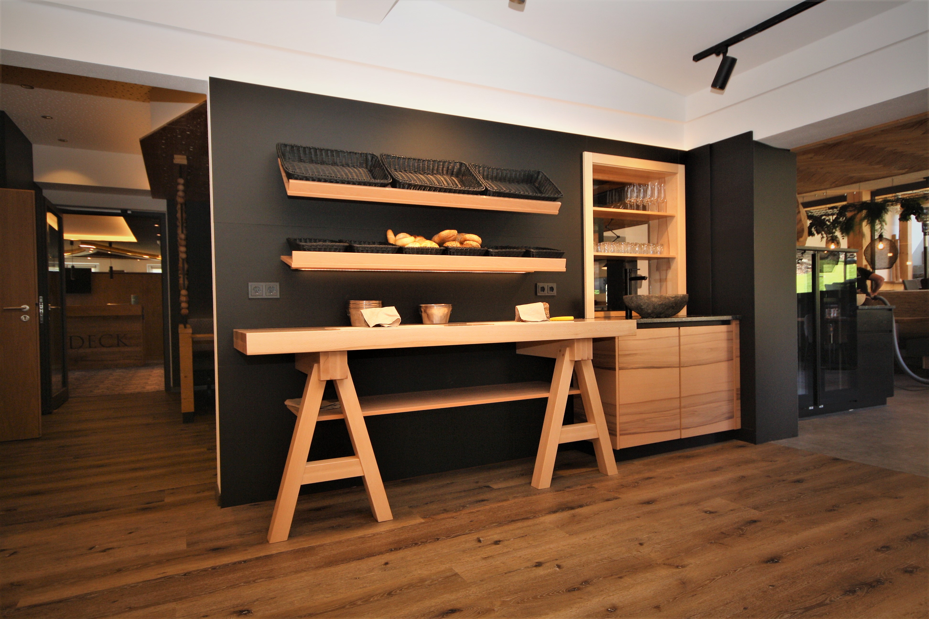 Urlaub-mit-Hund: Büffet "Brotecke" - Hunderesort Waldeck - Essen | Trinken