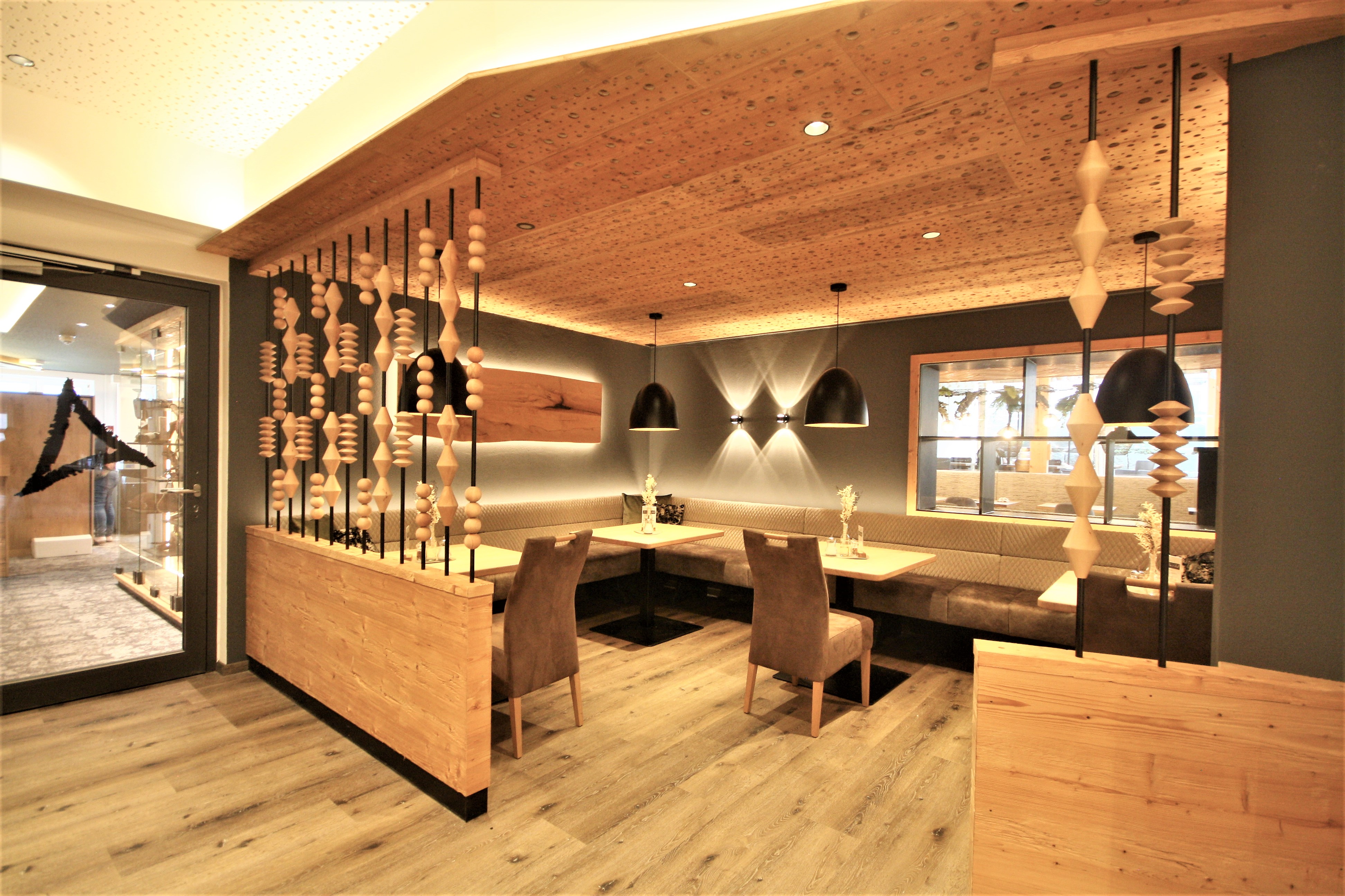 Urlaub-mit-Hund: Eine der Restaurantstuben - Hunderesort Waldeck - Essen | Trinken