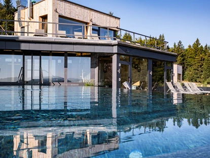 Hundehotel - Hundewiese: nicht eingezäunt - Philippsreut - Ganzjährig beheizter Infinity-Ausßen-Pool - Hunderesort Waldeck