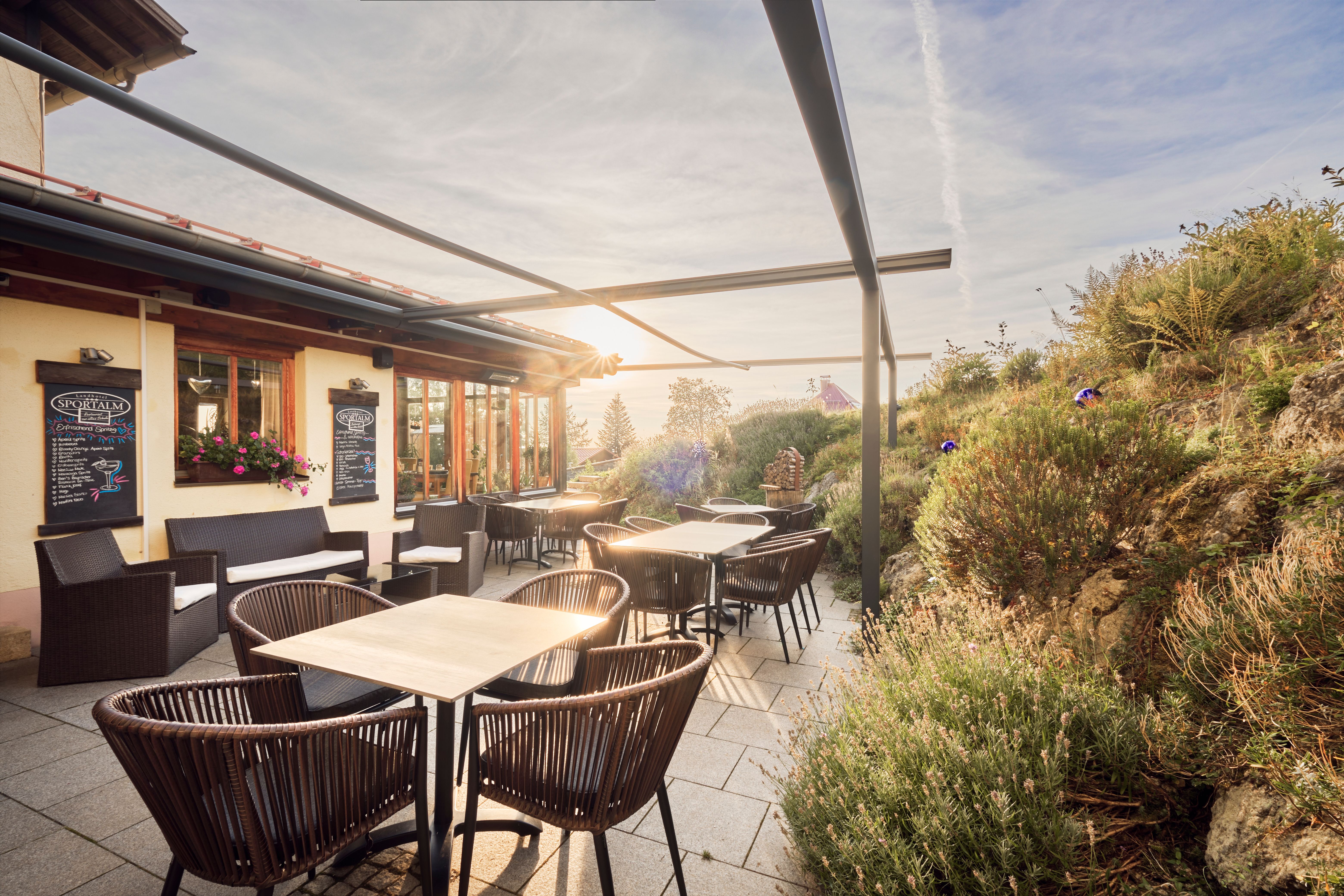 Urlaub-mit-Hund: Sonnenterrasse - Landhotel Sportalm - Essen | Trinken