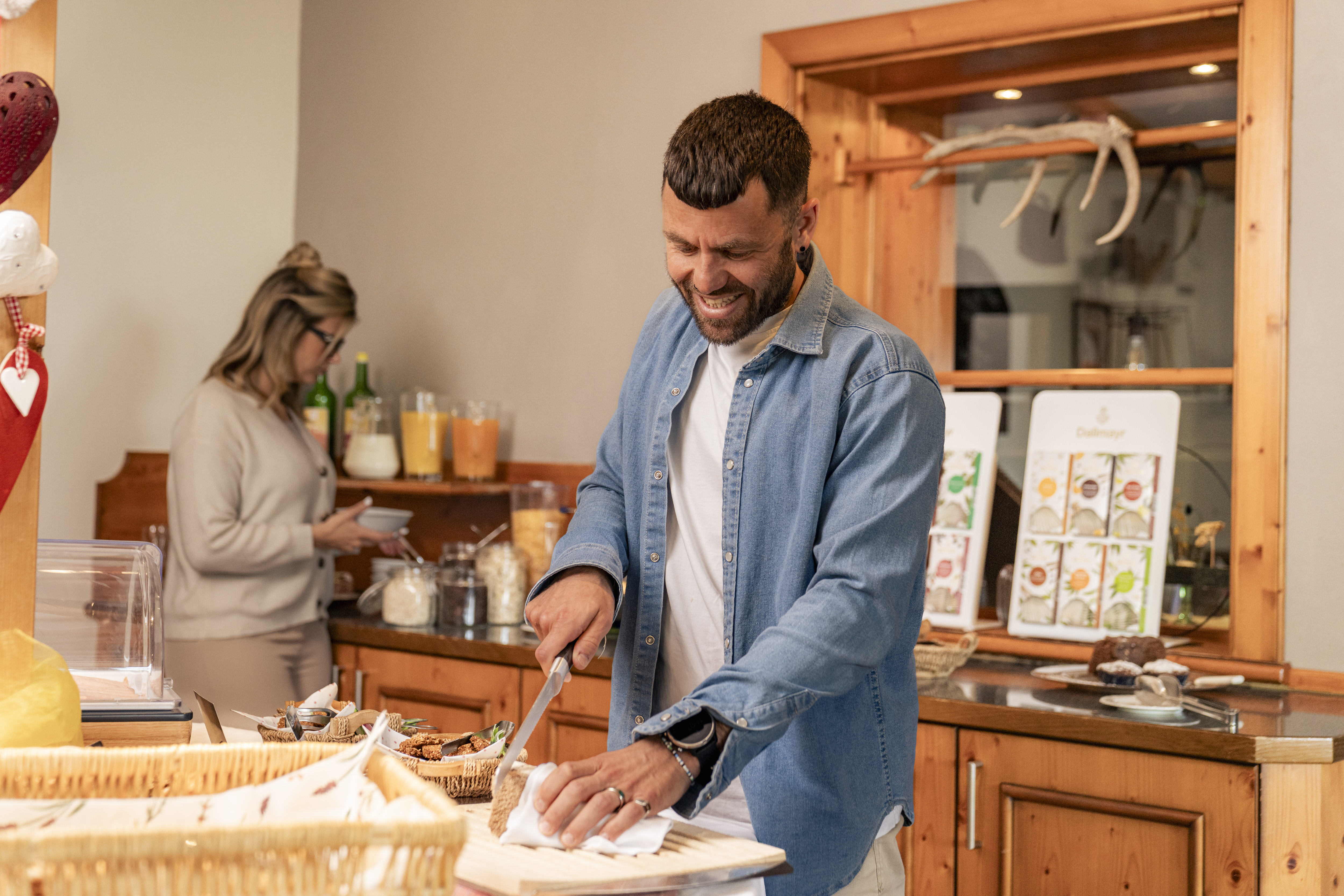 Urlaub-mit-Hund: Frühstücksbüffet mit hausgemachten und einheimischen Produkten - Landhotel Sportalm