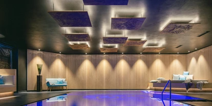 Hundehotel - Pools: Schwimmteich - RelaxInnenpool 33 Grad - Torghele's Wald & Fluh