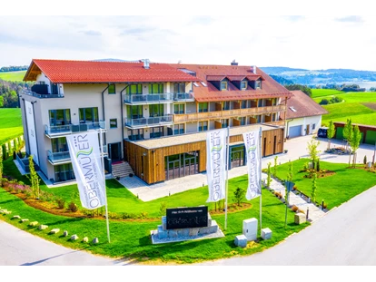 Hundehotel - Bad Leonfelden - Unser familiär geführtes 4-Sterne S-Erholungsrefugium liegt freistehend in einer herrlichen Panorama-Südlage am Ortsrand von Untergriesbach auf den Kammzügen des bayerisch-österreichischen Donautals. Ein idealer Ort zum Abschalten, Entspannen und Genießen. - Landrefugium Obermüller ****S