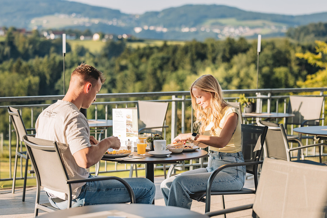 Urlaub-mit-Hund: Frühstück auf unserer Panoramaterrasse  - Landrefugium Obermüller ****S - Essen | Trinken