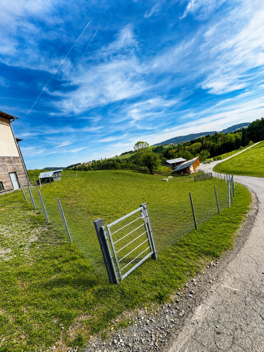 Urlaub-mit-Hund: NEU unsere eingezäunte Hundewies am Hotelgelände des Landrefugium Obermüller  - Landrefugium Obermüller ****S - Urlaub mit Hund